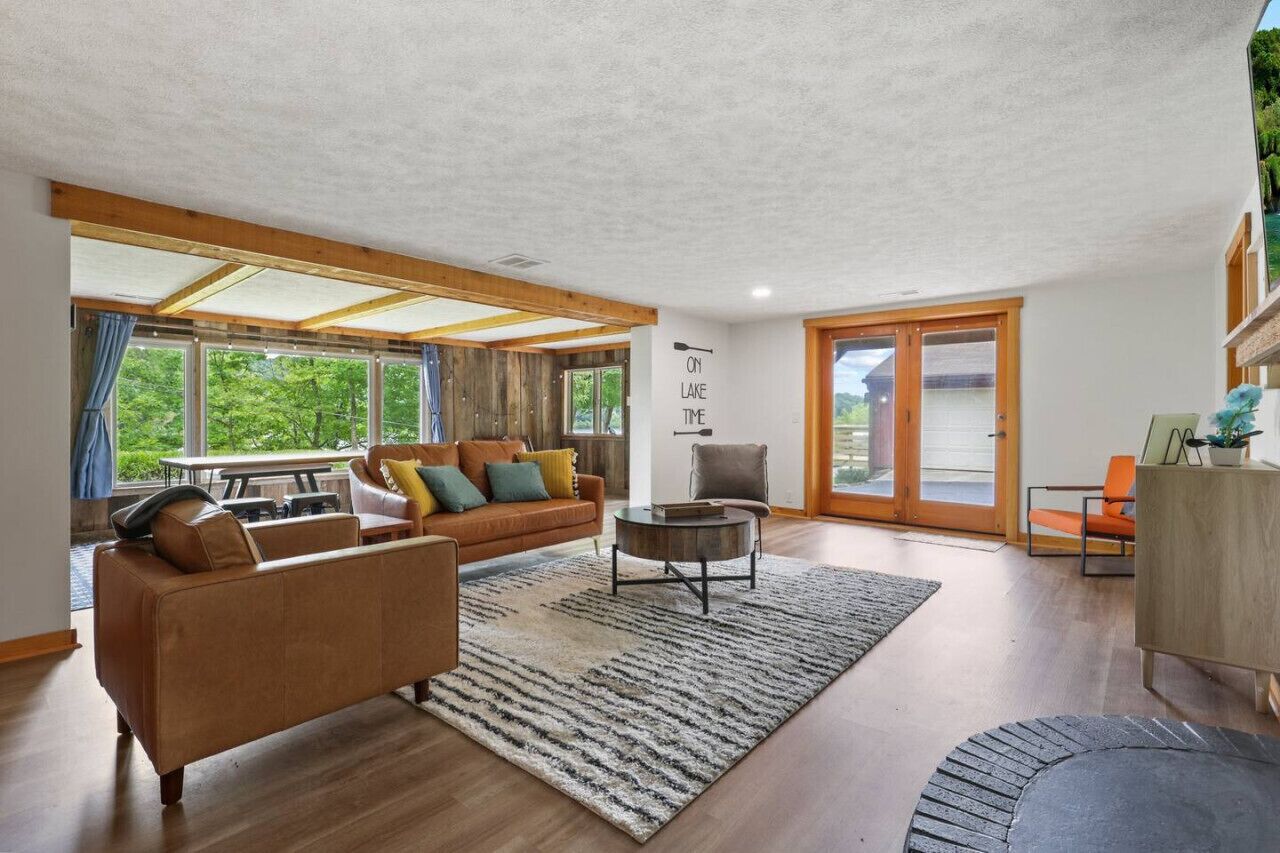 Smart TV, fireplace, ping pong, books