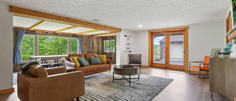 Téléviseur connecté, table de ping-pong, livres