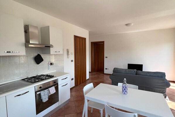 冷蔵庫、オーブン、コンロ、コーヒー / ティーメーカー