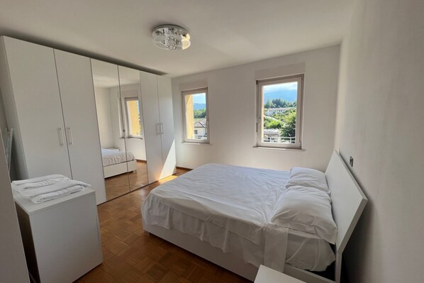 1 chambre, fer et planche à repasser, Wi-Fi gratuit, draps fournis