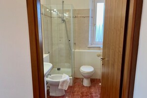 Bruser, hårtørrer, bidet, håndklæder
