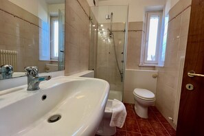 Dusche, Haartrockner, Bidet, Handtücher