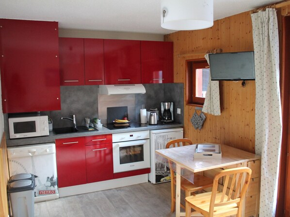 Fridge, microwave, dishwasher - Studio for 4, balcony, shared parking (Valloire)