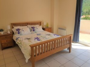 2 habitaciones, tabla de planchar con plancha y cuna de viaje