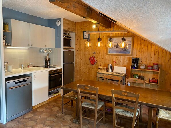Kylskåp, mikrovågsugn och diskmaskin
