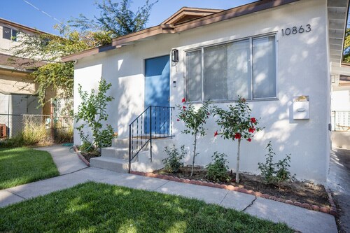 FULLY REMODELED MODERN 1-BEDROOM APARTMENT in NOHO w/ PARKING & EV CHARGER p69