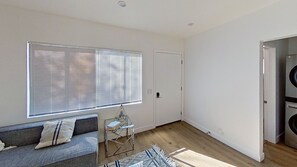 Älytelevisio, pöytäjalkapallopöytä, kirjoja