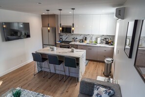 Coffee/tea maker, fridge, microwave, oven - FULLY REMODELED MODERN 1-BEDROOM APARTMENT in NOHO w/ PARKING & EV CHARGER p69 (NORTH HOLLYWOOD/LOS ANGELES)