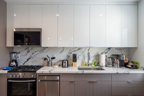 Jääkaappi, mikroaaltouuni, uuni, liesi