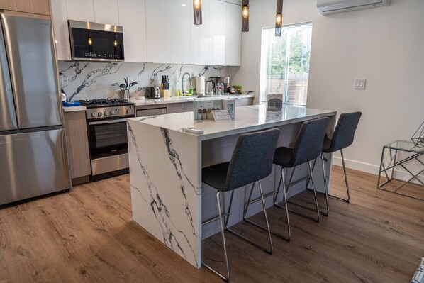 Refrigerador, microondas, horno y parrilla de estufa 