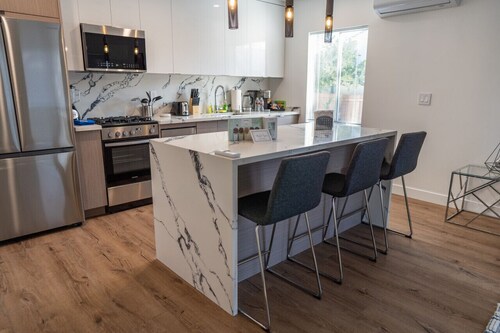 FULLY REMODELED MODERN 1-BEDROOM APARTMENT in NOHO w/ PARKING & EV CHARGER p69