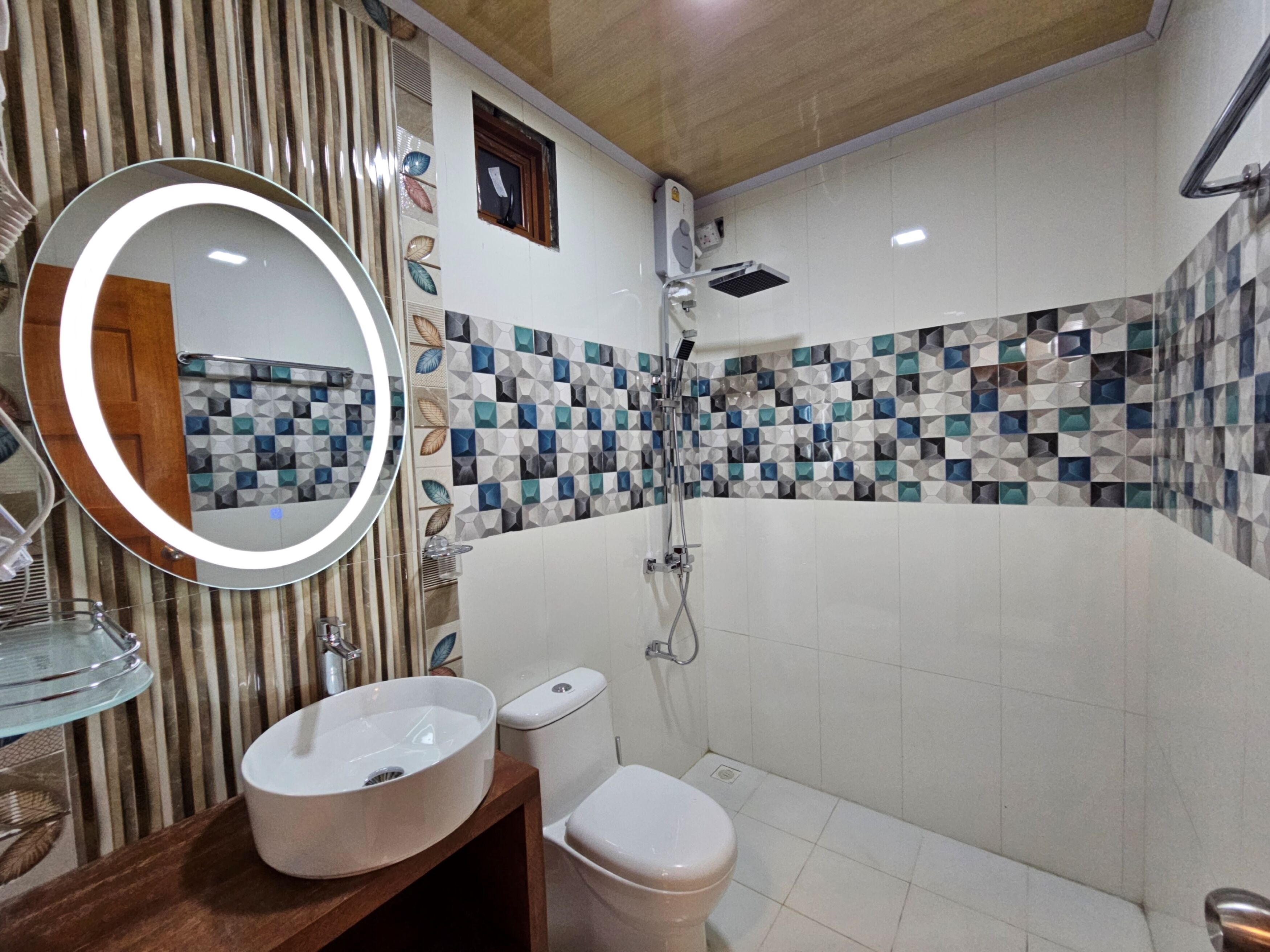 Kamar Double atau Twin Deluks, balkon | Kamar mandi | Shower, pancuran hujan, perlengkapan mandi gratis, dan pengering rambut