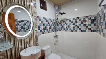 Kamar Double atau Twin Deluks, balkon | Kamar mandi | Shower, pancuran hujan, perlengkapan mandi gratis, dan pengering rambut