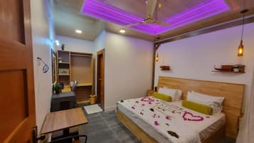 Kamar Double atau Twin Deluks, balkon | Seprai Frette Italia, seprai premium, busa memori, dan minibar