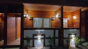 Habitación Deluxe con 1 cama matrimonial o 2 individuales, balcón | Vista a la ciudad