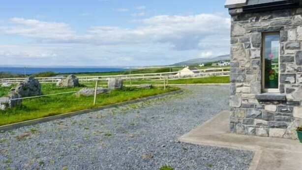 A stone building with a view of the sea and hills. - Cúnna Bán (Fanore)