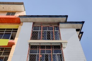 Front of property - Hotel O Josua Passing Stay (Batam)