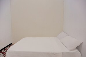 Free WiFi, bed sheets - Hotel O Josua Passing Stay (Batam)