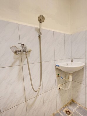 Doppelzimmer | Badezimmer | Dusche, Handtücher, Toilettenpapier