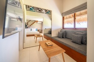 Ropa de cama de alta calidad y caja de seguridad en la habitación 