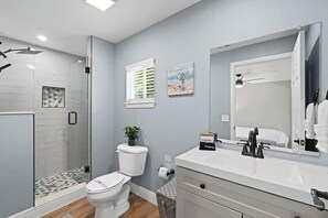 Douche, sèche-cheveux, shampoing