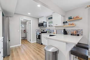 Kühlschrank, Mikrowelle, Ofen, Herdplatte