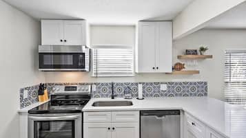 Kylskåp, mikrovågsugn, ugn och spishäll