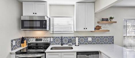 Refrigerador, microondas, horno, placa de cocina