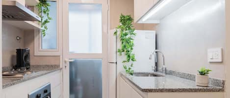 Mikrowelle, Wasserkocher mit Kaffee-/Teezubehör, Toaster