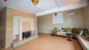 Smart TV, fireplace