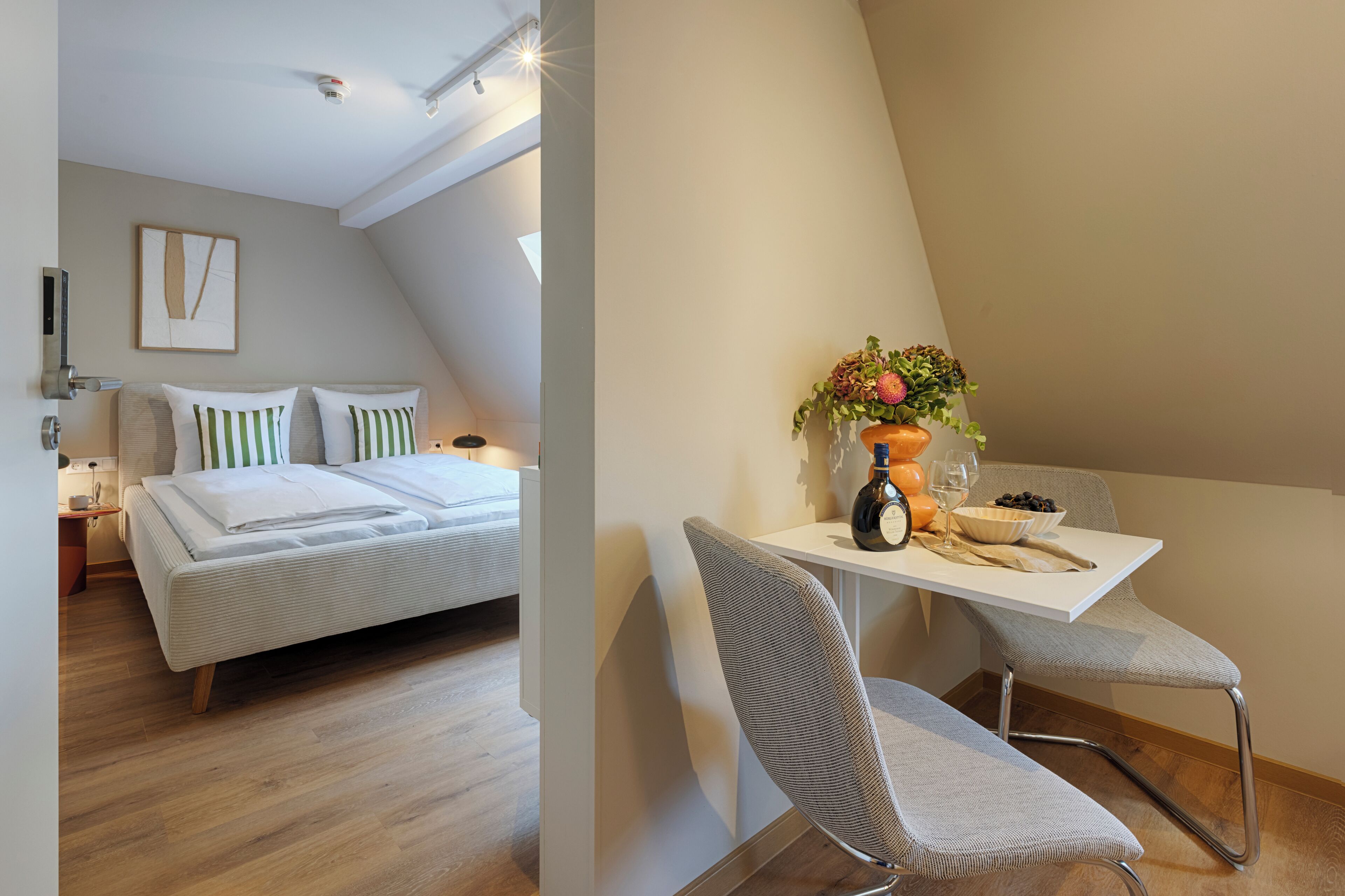 Classic-Apartment | Essbereich im Zimmer
