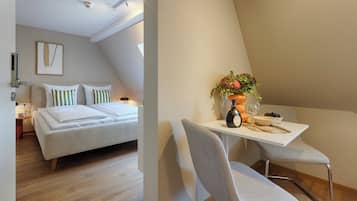 Classic-Apartment | Essbereich im Zimmer