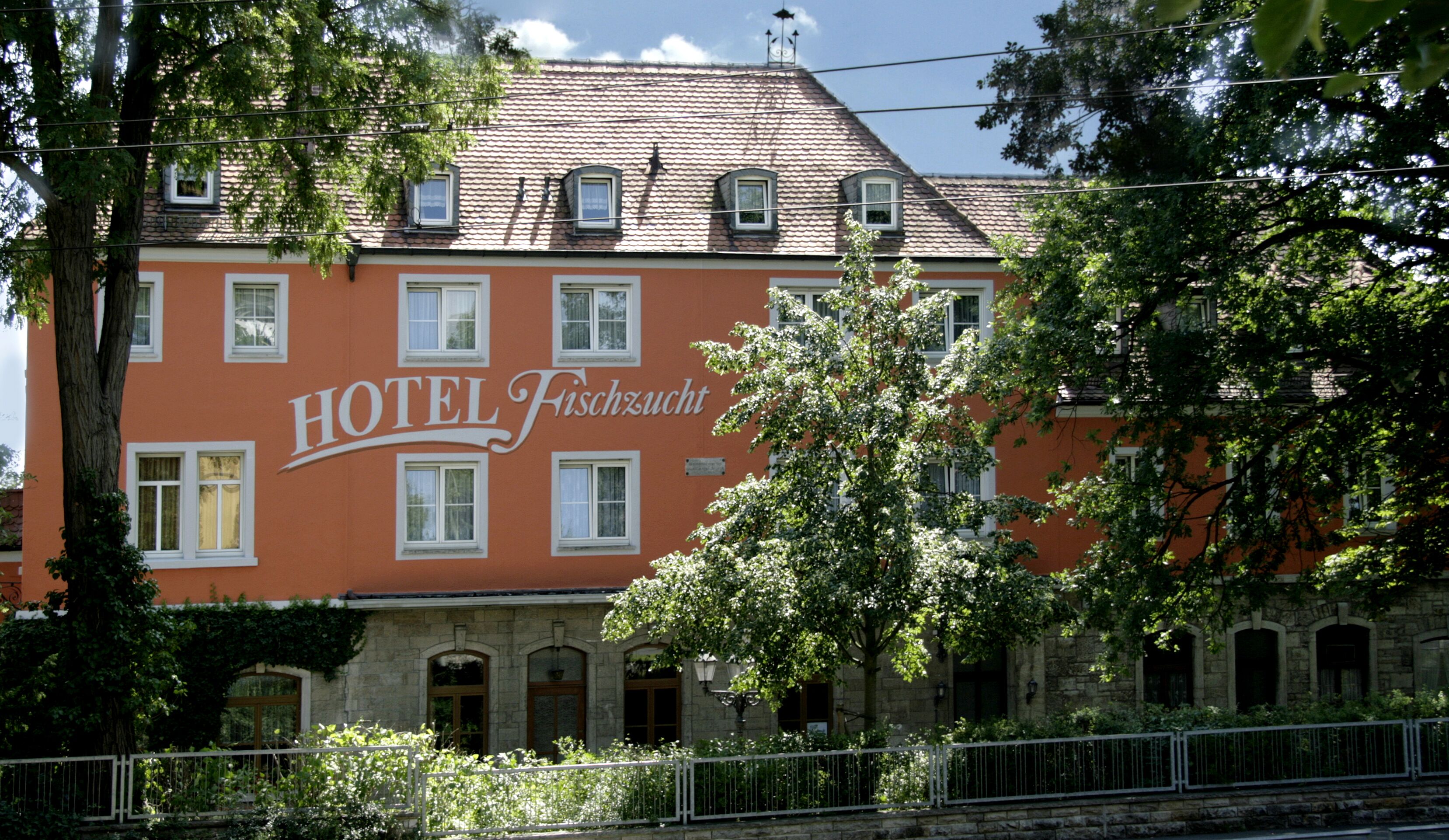 Un edificio de hotel con fachada roja y varias ventanas.