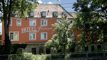 Un edificio de hotel con fachada roja y varias ventanas.