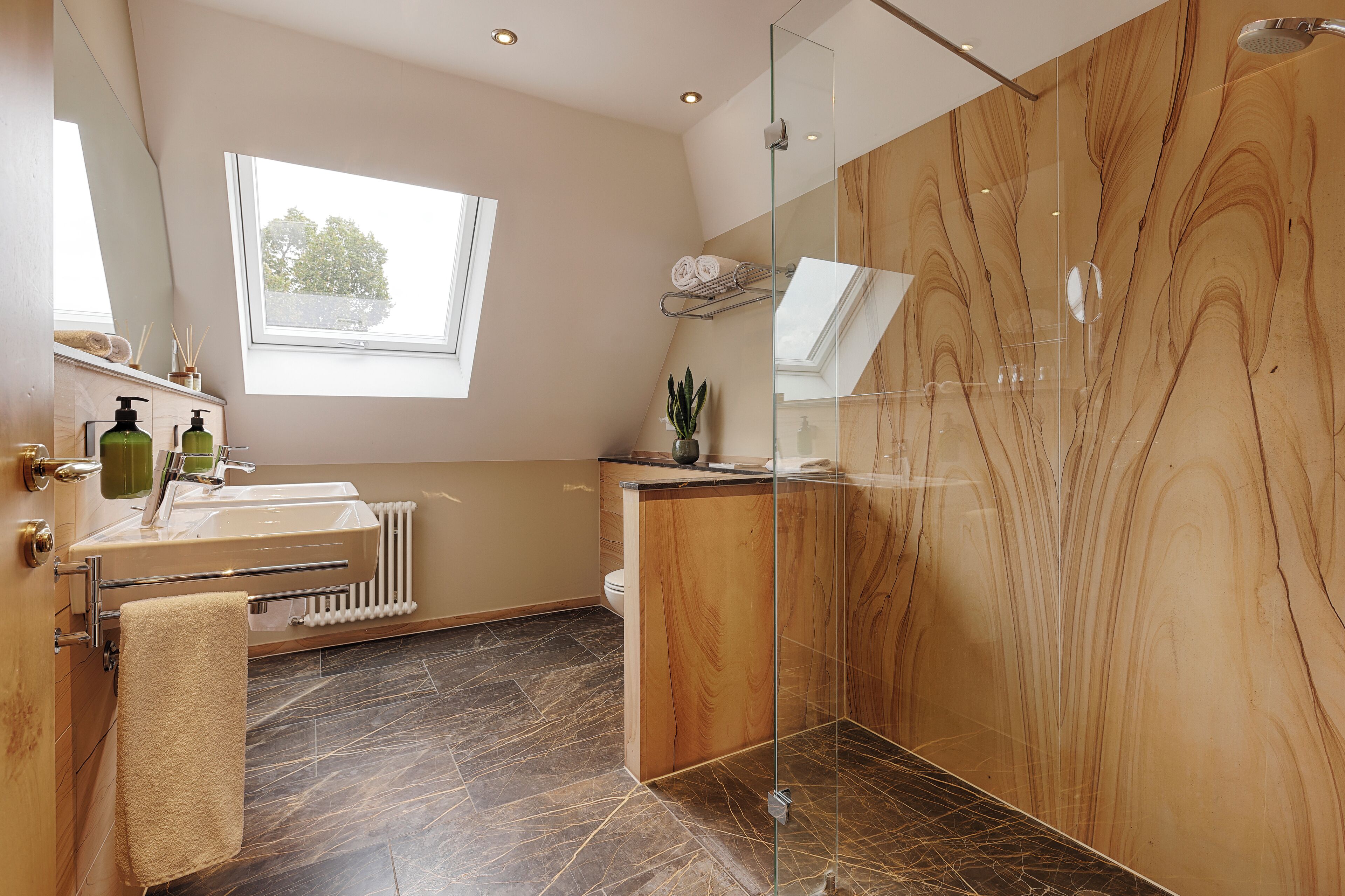 Deluxe-Suite | Badezimmer | Dusche, Haartrockner, Handtücher, Seife