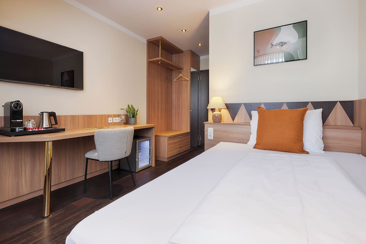 Kamar Single Comfort | Brankas, ruang kerja ramah laptop, dan tirai kedap cahaya
