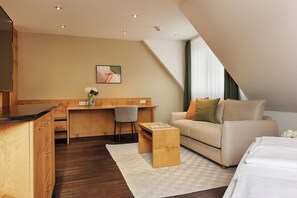 Deluxe Suite | Living area | 45-inch flat-screen TV with cable channels - Hotel Fischzucht - by homekeepers (Würzburg)