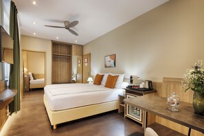 Comfort Triple Room | In-room safe, laptop workspace, blackout drapes, iron/ironing board - Hotel Fischzucht - by homekeepers (Würzburg)