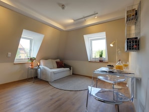 Comfort Apartment | Living area | 45-inch flat-screen TV with cable channels - Hotel Fischzucht - by homekeepers (Würzburg)