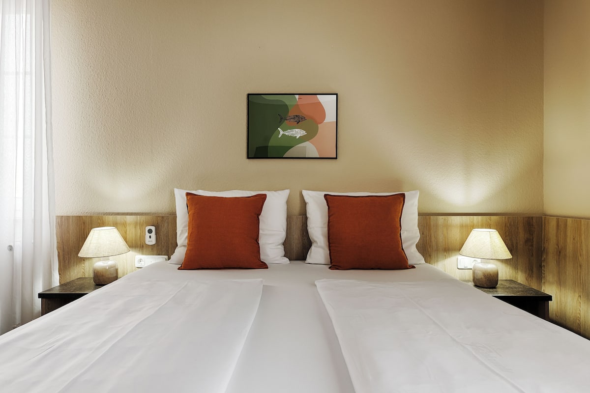 Kamar Double Comfort | Brankas, ruang kerja ramah laptop, dan tirai kedap cahaya