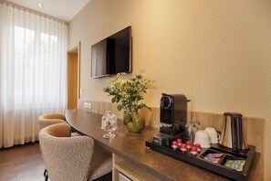 In-room safe, laptop workspace, blackout drapes, iron/ironing board - Hotel Fischzucht - by homekeepers (Würzburg)