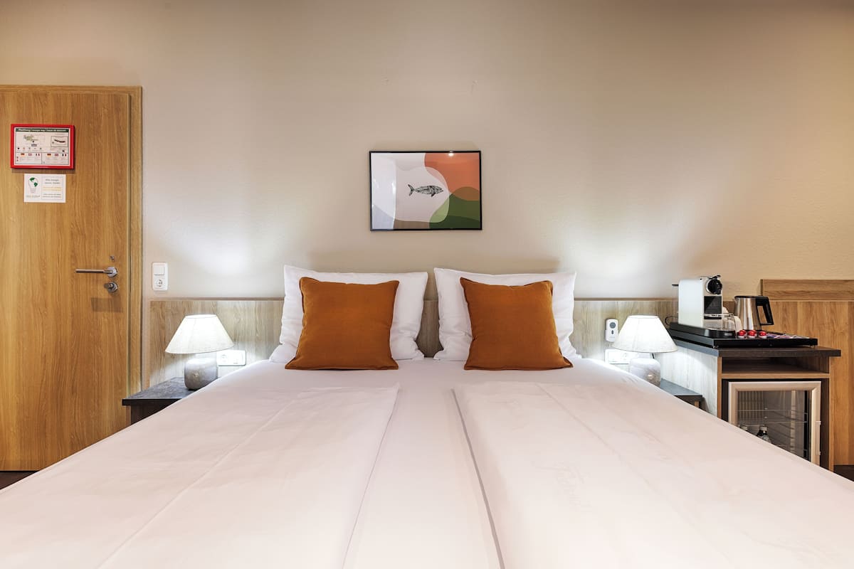 Kamar Triple Comfort | Brankas, ruang kerja ramah laptop, dan tirai kedap cahaya