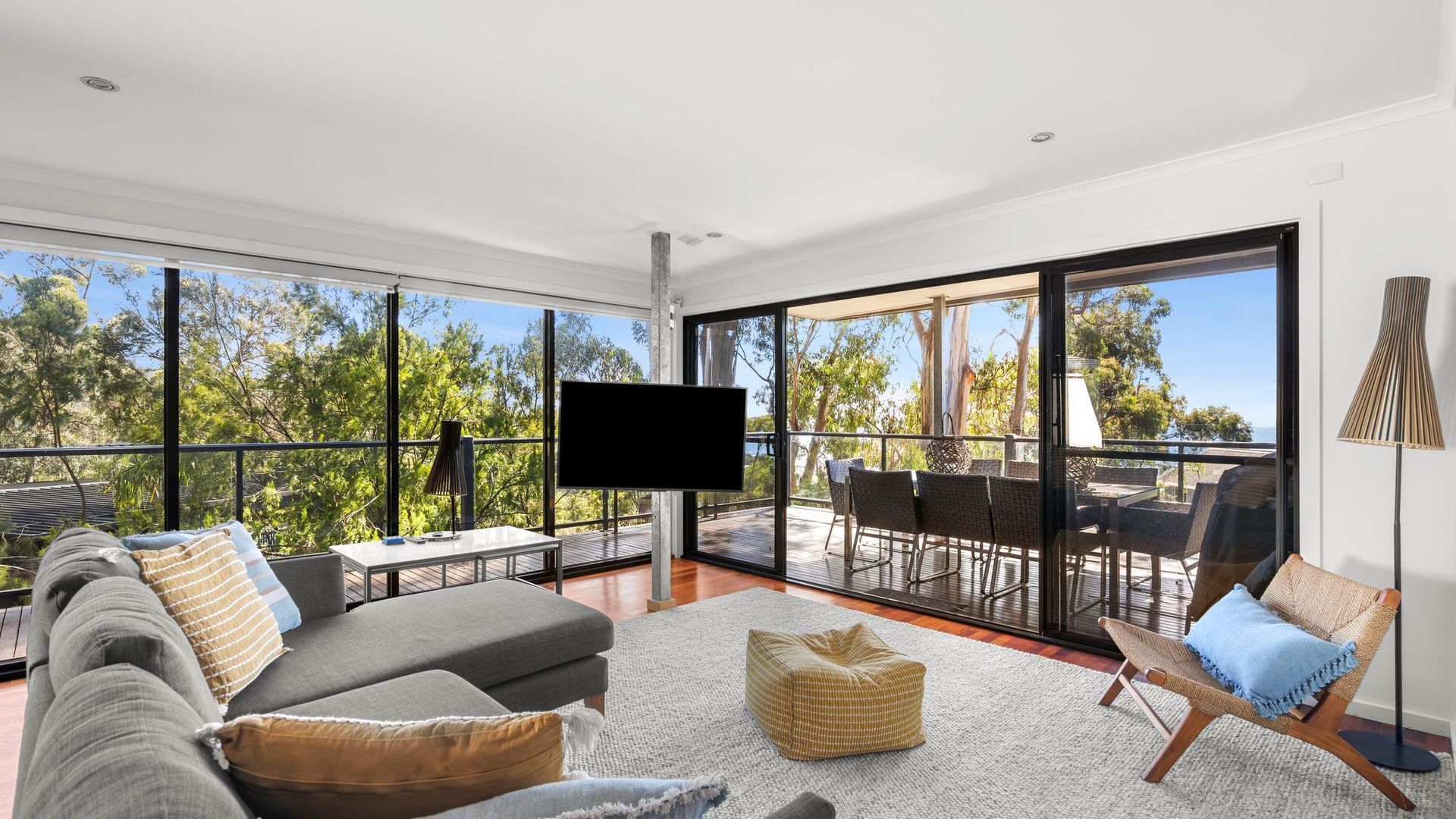 Televisión y chimenea 