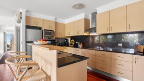 Ofen, Herdplatte, Geschirrspüler, Wasserkocher mit Kaffee-/Teezubehör