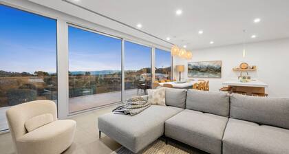 Casa Lux - Breezy home in the township of Aireys Inlet on the Great Ocean Road sleeps 15, making it