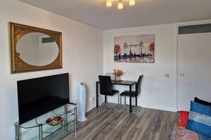 Interior - 1 Bed Flat Sleeps 2 With Free Parking & Patio (London)