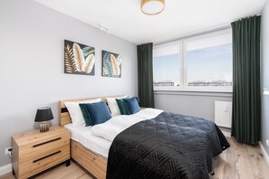 1 bedroom, bed sheets - Apartment Studzienna 3 by Renters (Wroclaw)