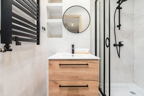 Shower, towels - Apartment Studzienna 3 by Renters (Wroclaw)