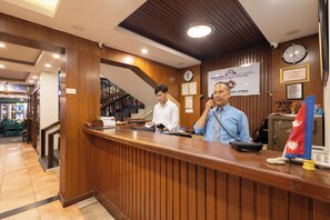 Quầy tiếp tân