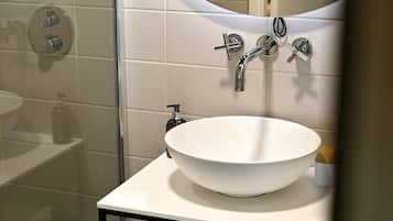 Deep-soaking bathtub, hair dryer, towels